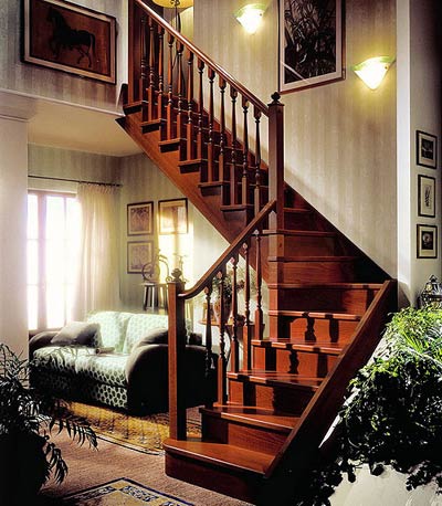 Дерев’яні поворотні сходи в будинку