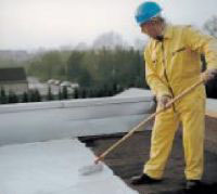1. Ремонт даху — нанесення матеріалу Superflex FDF валиком після висихання грунтуючого шару